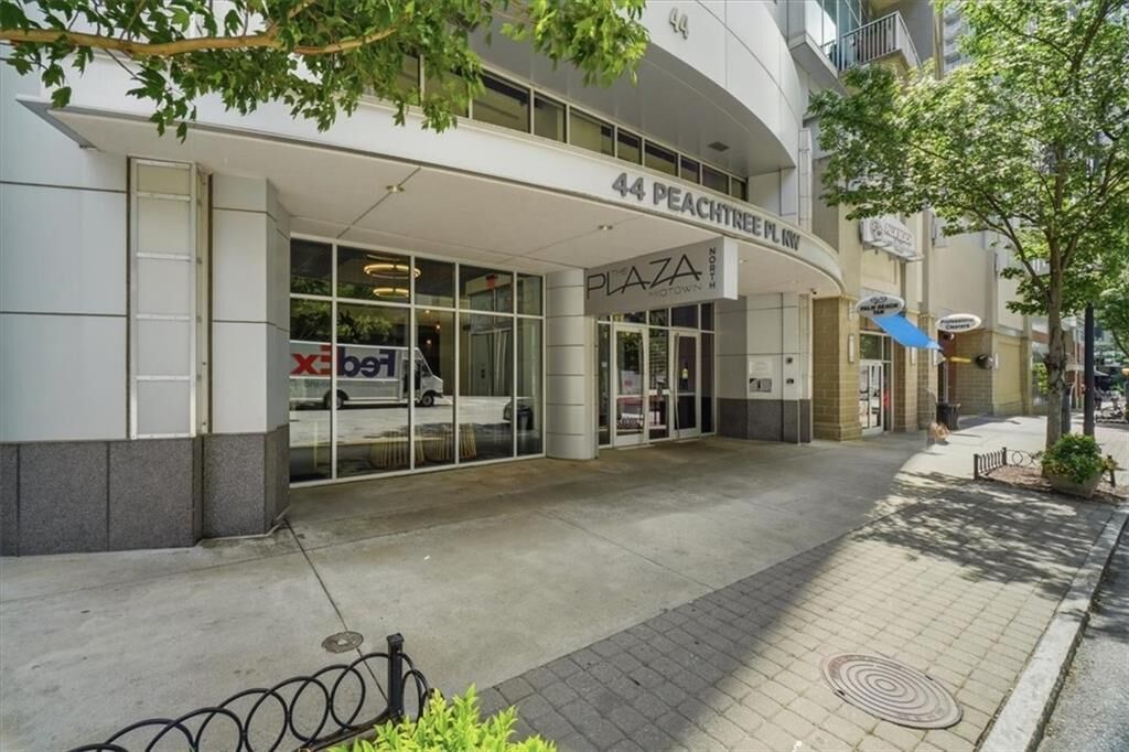 Property Photo: 44 Peachtree Place NW 1431 GA 30309