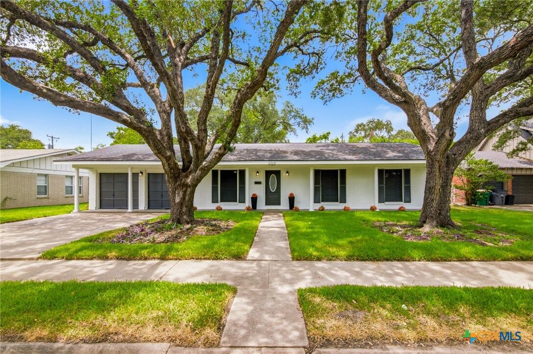 Property Photo:  2308 E Loma Vista Avenue  TX 77901 