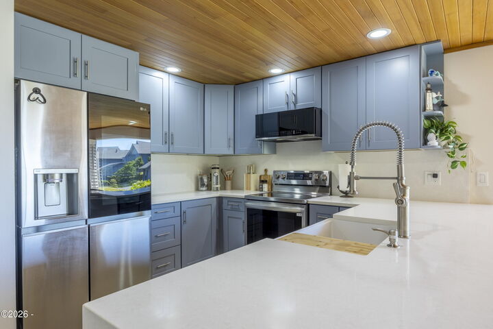 Property Photo:  4175 N Highway 101 A-3  OR 97341 