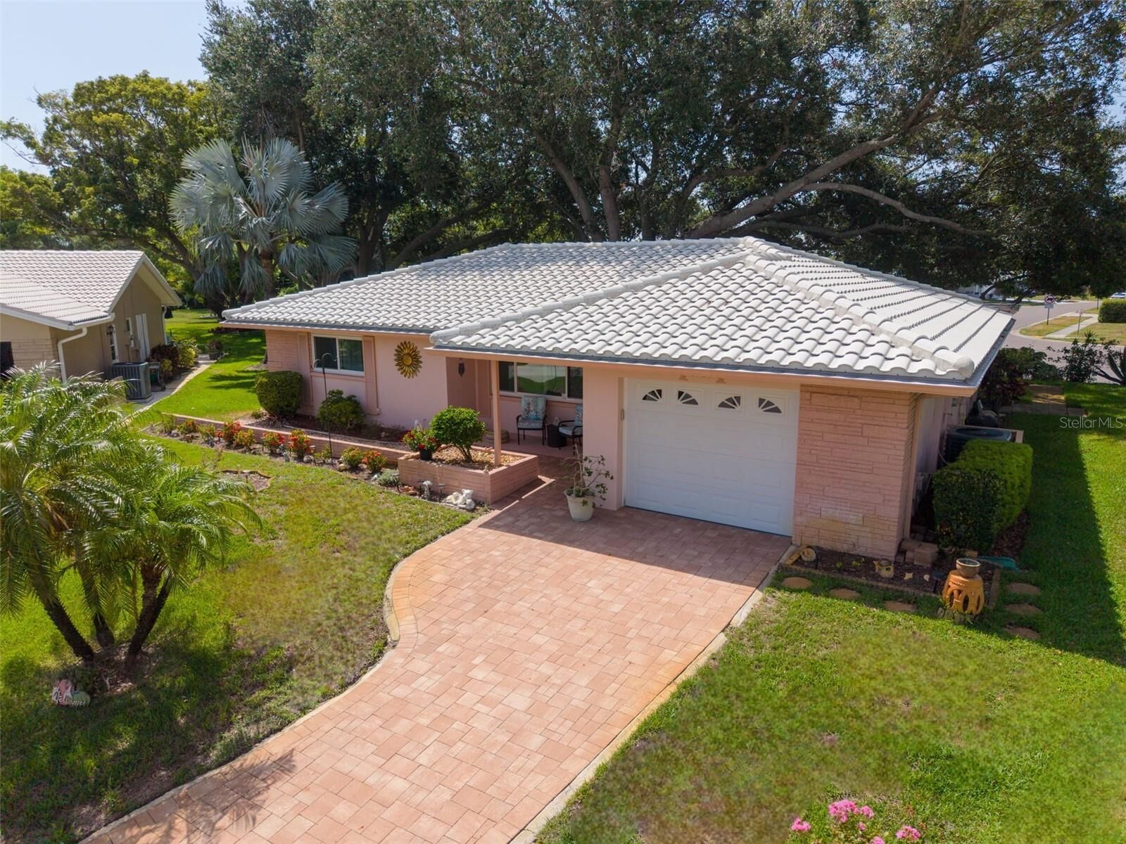 Property Photo: 1520 Kenmore Court FL 34684