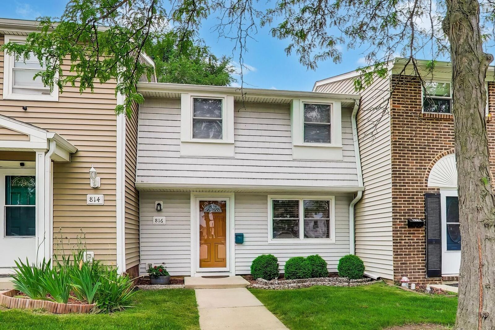 Property Photo: 816 Mansfield Court IL 60194