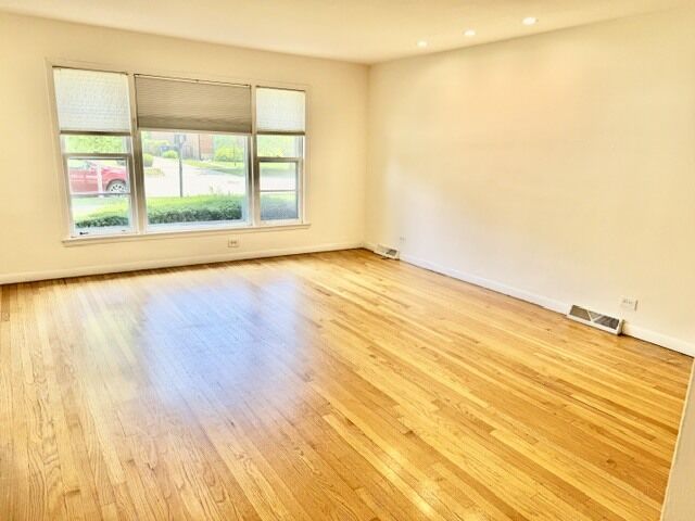 Property Photo: 617 Lavergne Avenue IL 60091