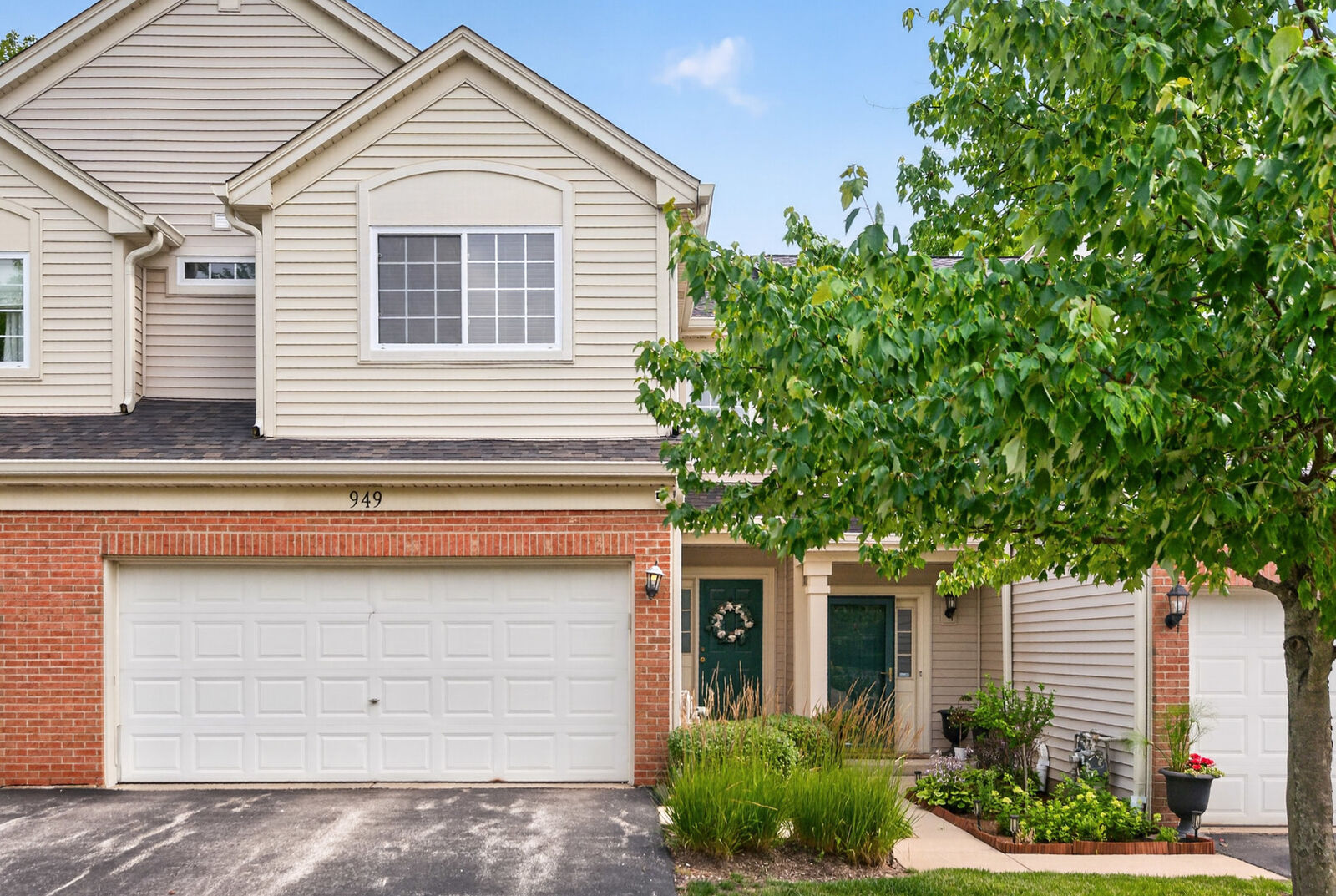 Property Photo:  949 Tanager Court  IL 60137 