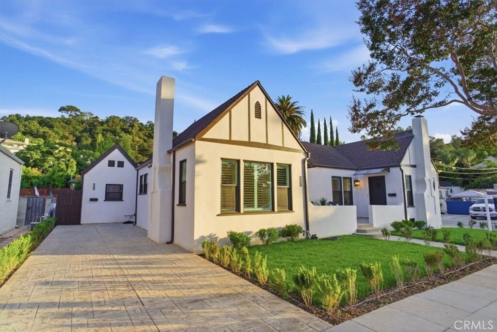 Property Photo:  900 Brier Lane  CA 91205 