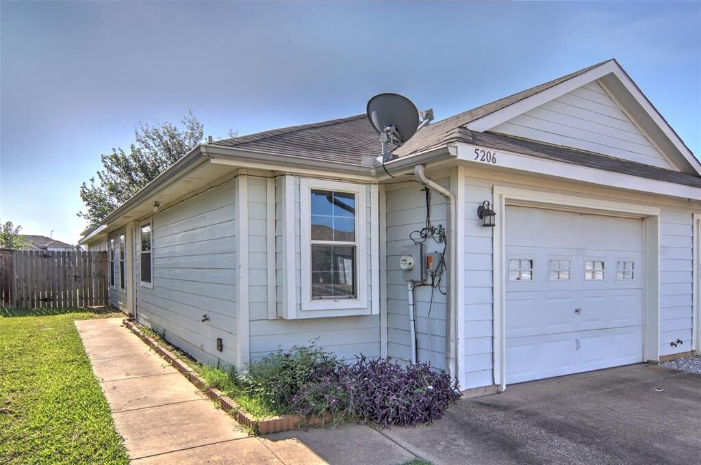 Property Photo: 5206 Mountain Spring Trail TX 76123