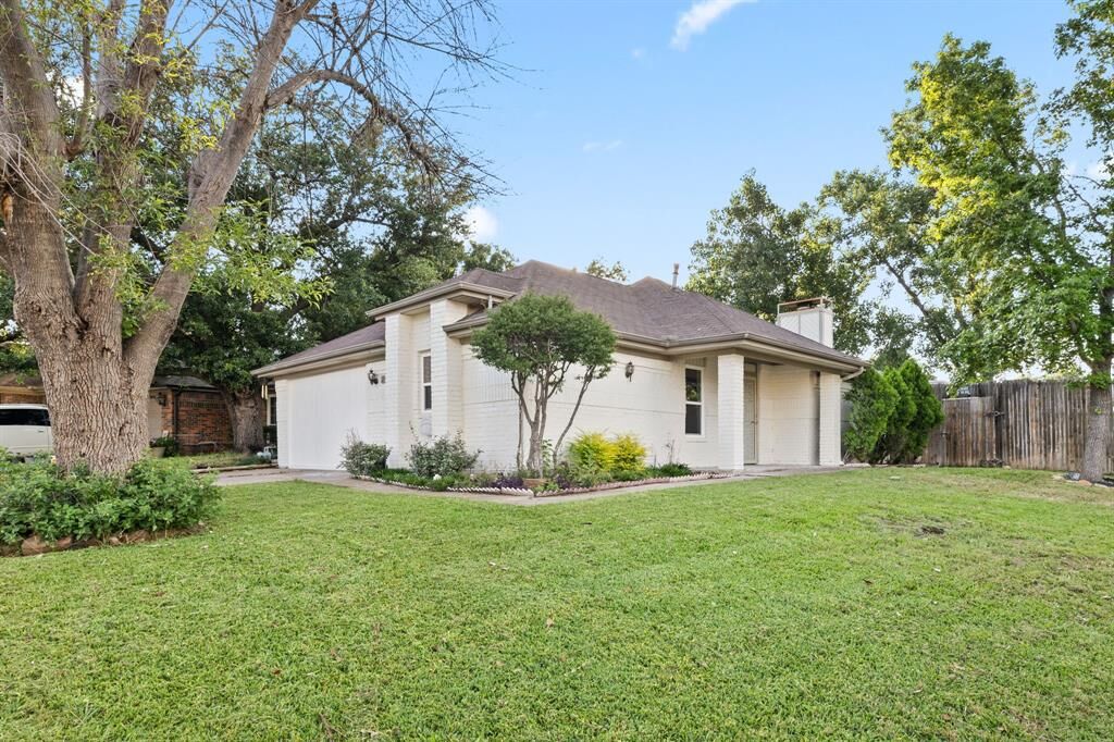Property Photo: 2403 Beverly Hills Lane TX 75150