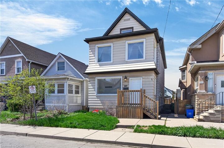 Property Photo:  207 Rosslyn Avenue N  ON L8L 7P8 