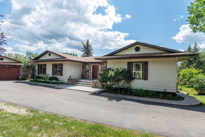 Property Photo: 28319 Township Road 384 129 AB T4S 2A4
