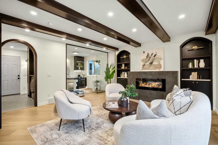 Property Photo:  216 Oakridge Place SW  AB T2V 1V2 