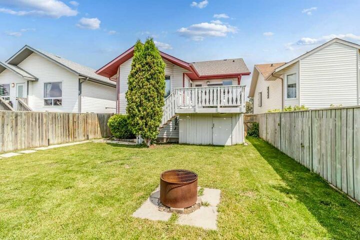 Property Photo:  26 Lockwood Avenue  AB T4R 2R3 