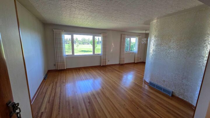 Property Photo: 4907 10 Avenue SW AB T3C 0M3