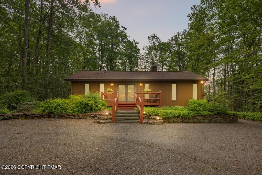 Property Photo: 2435 Overlook Lane PA 18350