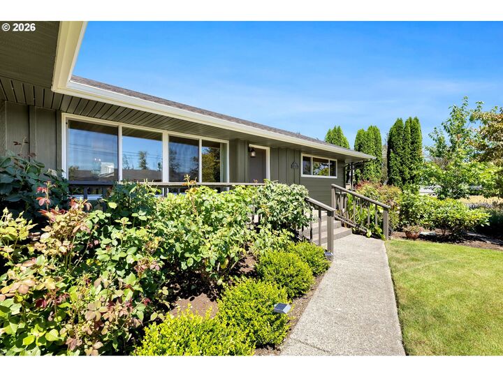 Property Photo: 969 B St WA 98671