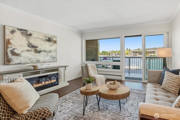 Property Photo:  515  Lake Street  S 102  WA 98033 