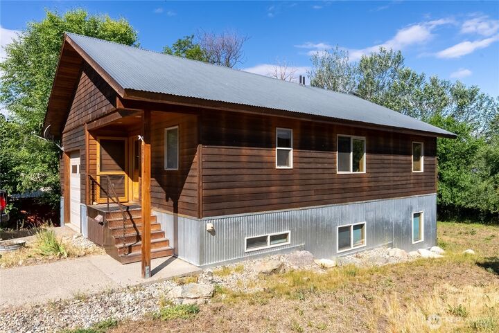 Property Photo:  308  Washington Street  WA 98862 