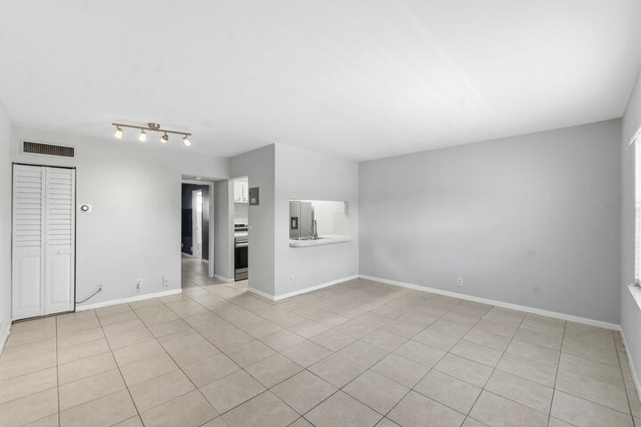 Property Photo: 1470 N Dixie Highway 43 FL 33304