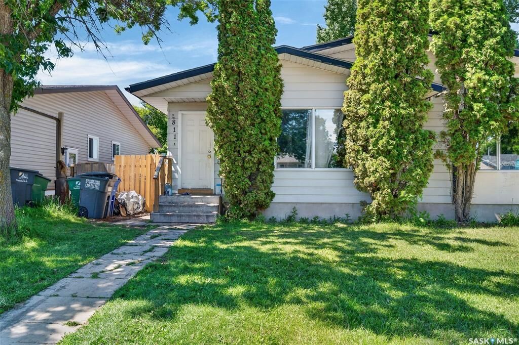 Property Photo:  811 Steeves Avenue A/B  SK S7L 5M9 