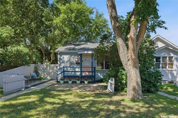 Property Photo:  427 K Avenue N  SK S7L 2M5 