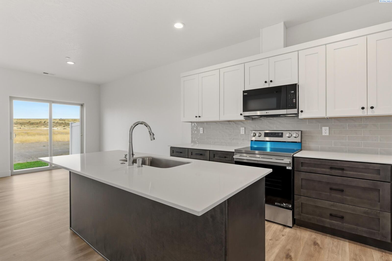 Property Photo: 4437 Road 114 WA 99301