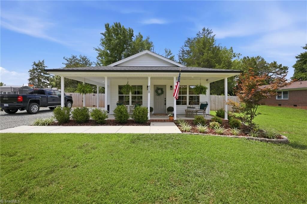 Property Photo: 408 Grandview Avenue NC 27298