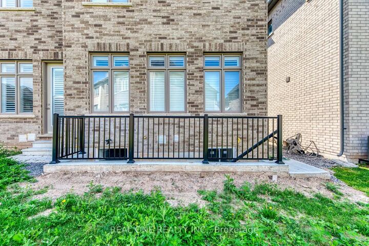 Property Photo:  43 Viva Gardens Bsmt  ON L6H 0Z1 