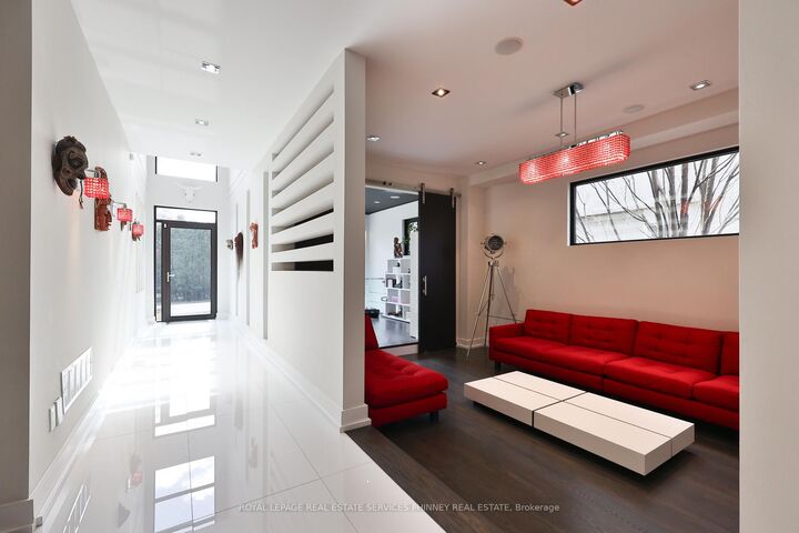 Property Photo: 647 Montbeck Crescent ON L5G 1P1