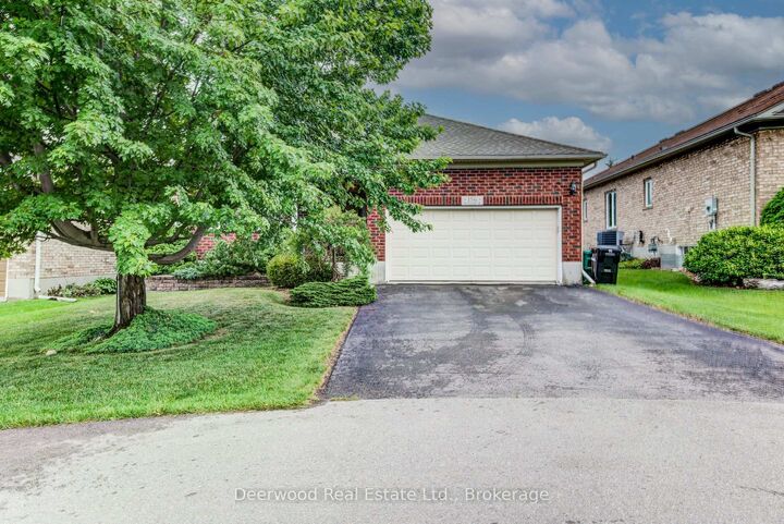 Property Photo: 156 Devonshire Drive 19 ON N3A 4J7