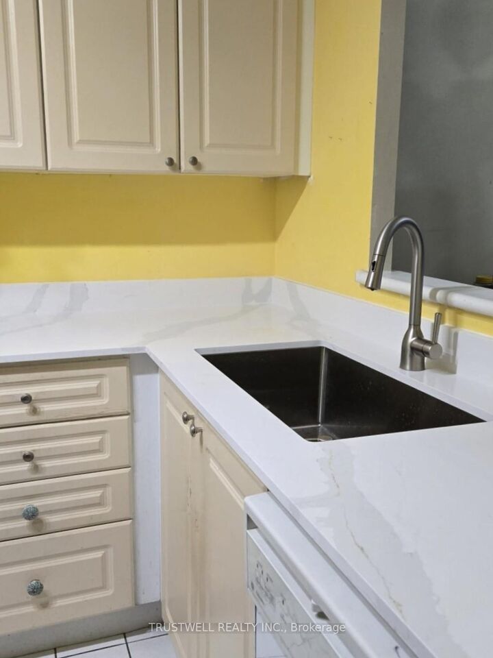 Property Photo: 8 Lee Centre Drive 1509 ON M1H 3H8