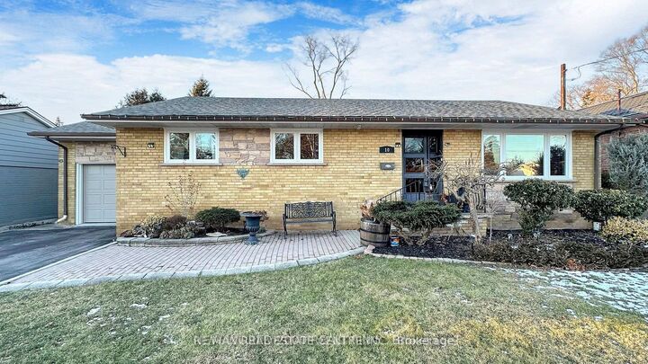 Property Photo:  10 Suburban Drive W  ON L5N 1G5 