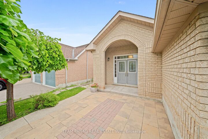 Property Photo:  11 Larkmead Place  ON L6R 2R9 