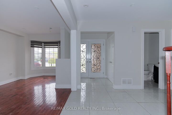 Property Photo:  71 Ravenswood Drive  ON L6Y 4A1 