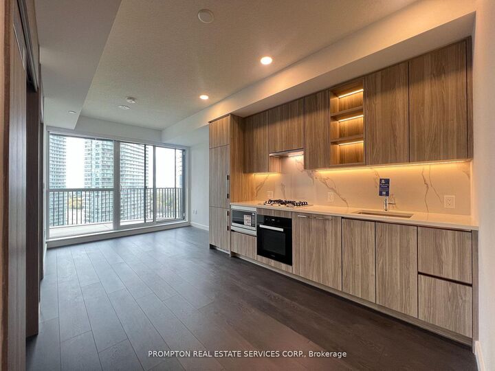 Property Photo: 18 Esther Shiner Boulevard 1112 ON M2K 0J7