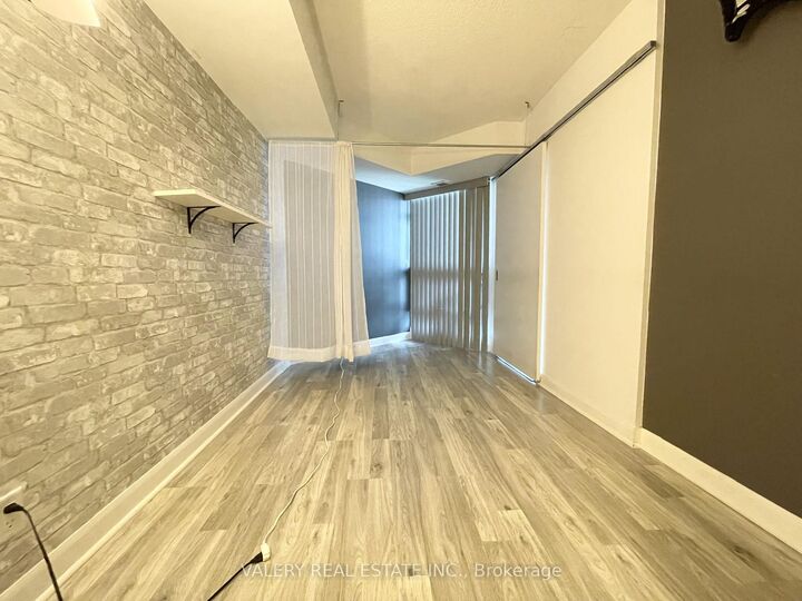 Property Photo:  600 Fleet Street 811  ON M5V 1B7 