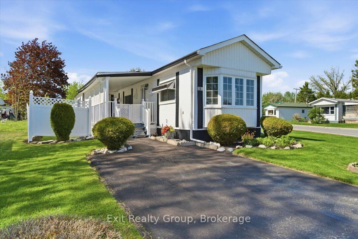 Property Photo:  5 Chapel Boulevard  ON K8N 4Z3 