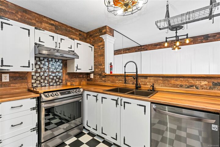 Property Photo: 2529 Wark St #409 BC V8T 5G6