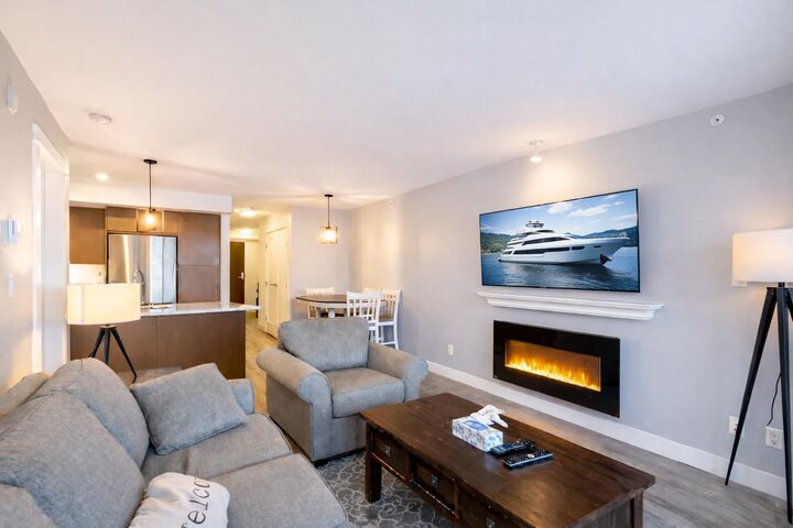 Property Photo: 14955 Victoria Avenue 404 BC V4B 1G2