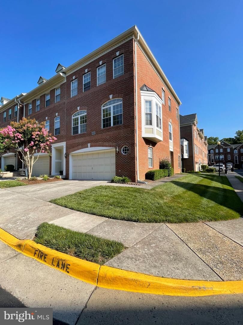 Property Photo: 20381 Fallsway Terrace VA 20165