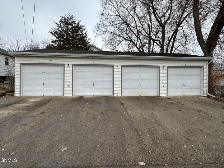 Property Photo: 409 Collins Avenue ND 58554