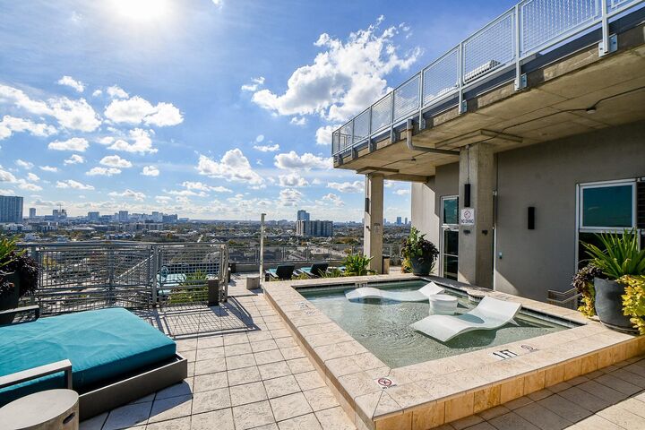 Property Photo:  2000 Bagby Street 5441  TX 77002 