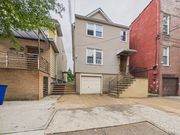 Property Photo:  2858 E 197th Street  NY 10461 