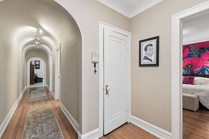 Property Photo: 7358 N Damen Avenue 2N IL 60645