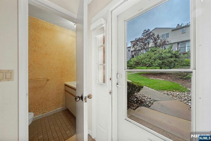 Property Photo:  27 Sherwood Court 14  NJ 07661 