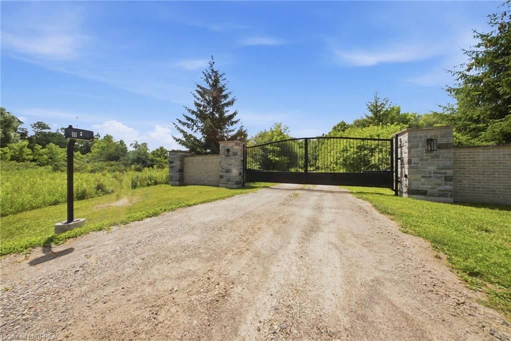 Property Photo:  