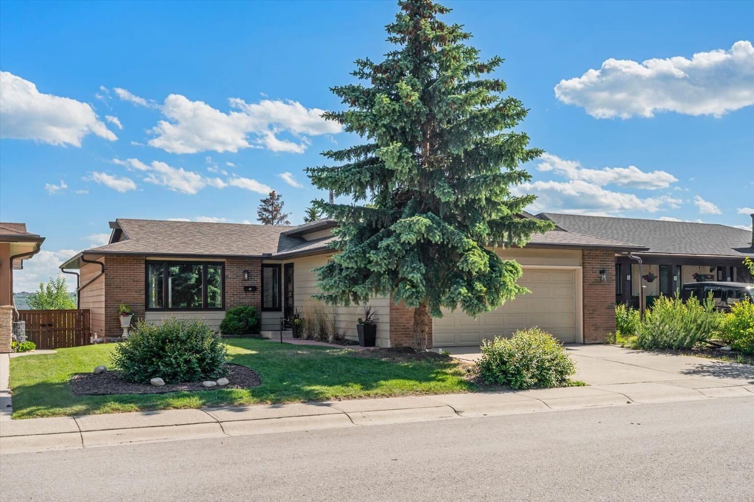 Property Photo: 7715 67 Avenue NW AB T3B 4P2
