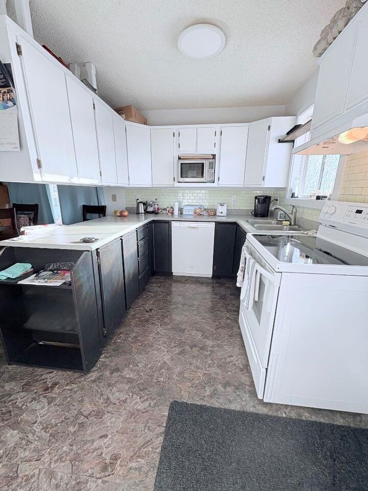 Property Photo:  413 2 Avenue E  AB T0J 2J0 