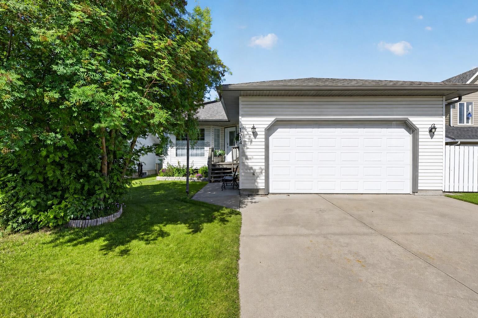 Property Photo:  1514 Mary Place  AB T0M 0W0 