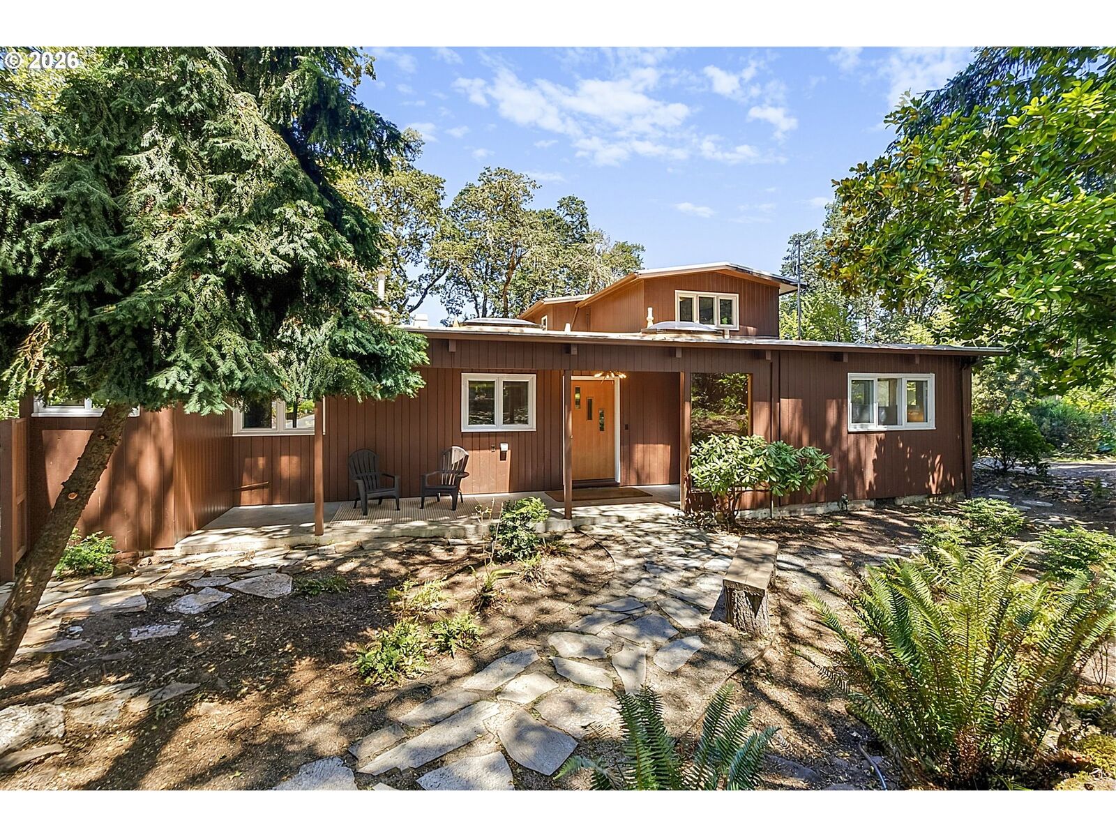 Property Photo: 65 W 35th Pl OR 97405