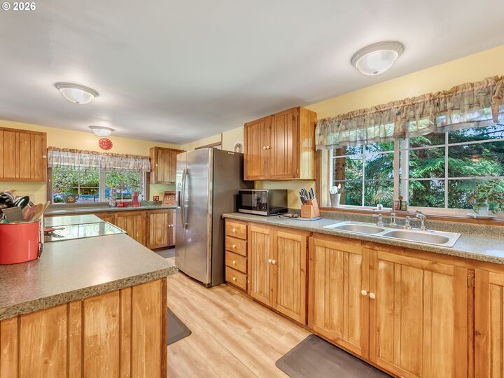 Property Photo: 1340 SE Jetty Ave OR 97146