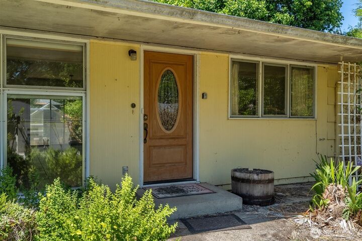Property Photo:  401  Barr Drive  WA 98626 