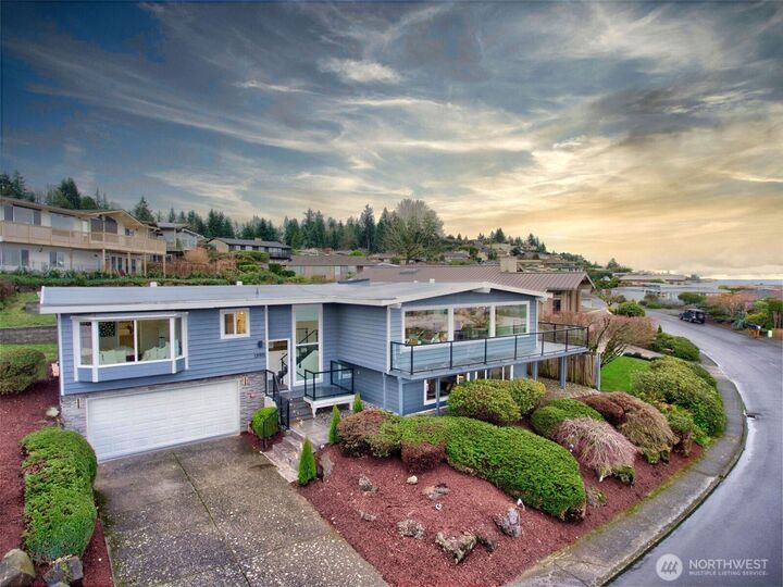 Property Photo: 13901 Somerset Lane SE WA 98006